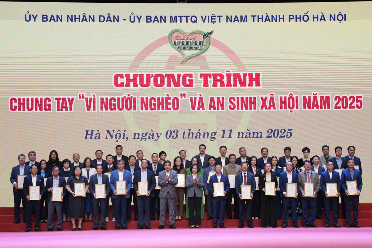 Lãnh đạo thành phố chụp ảnh lưu niệm với các đơn vị ủng hộ tại Chương trình.