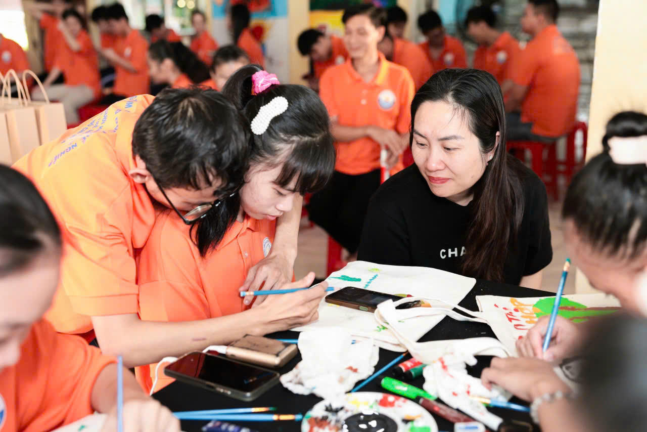 Không khí giao lưu ấm áp cùng các em nhỏ khuyết tật tại chương trình.