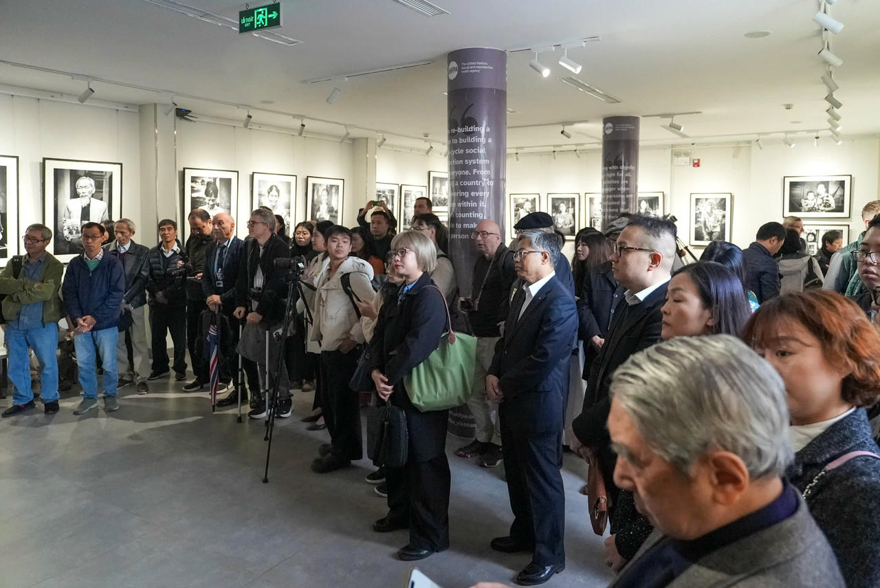 Triển lãm&nbsp;thu hút sự quan tâm của đông đảo công chúng yêu nghệ thuật.