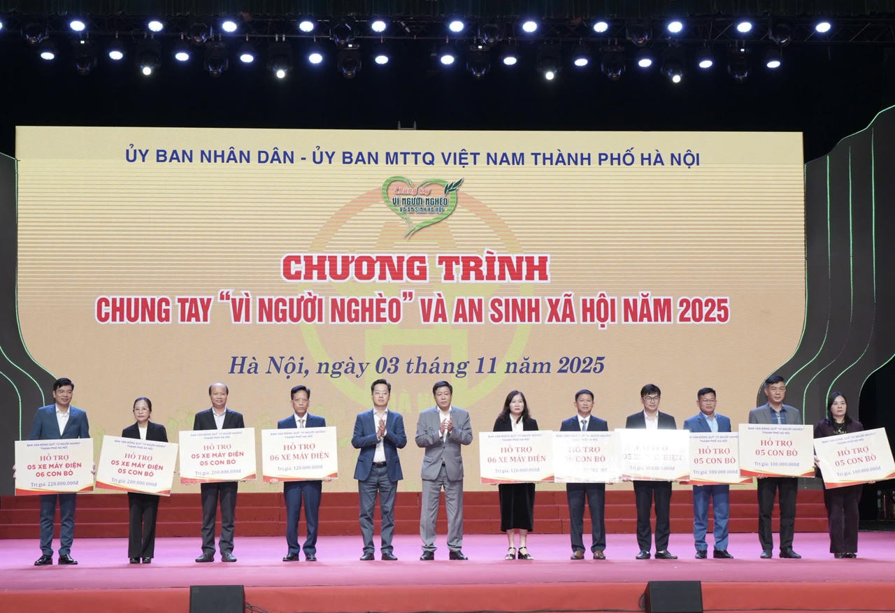 Lãnh đạo TP Hà Nội trao hỗ trợ phân bổ cho các địa phương.