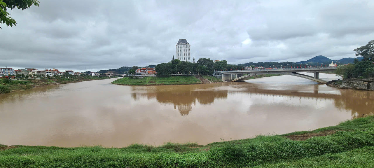 Góc quan sát từ công viên ra sông Kỳ Cùng.