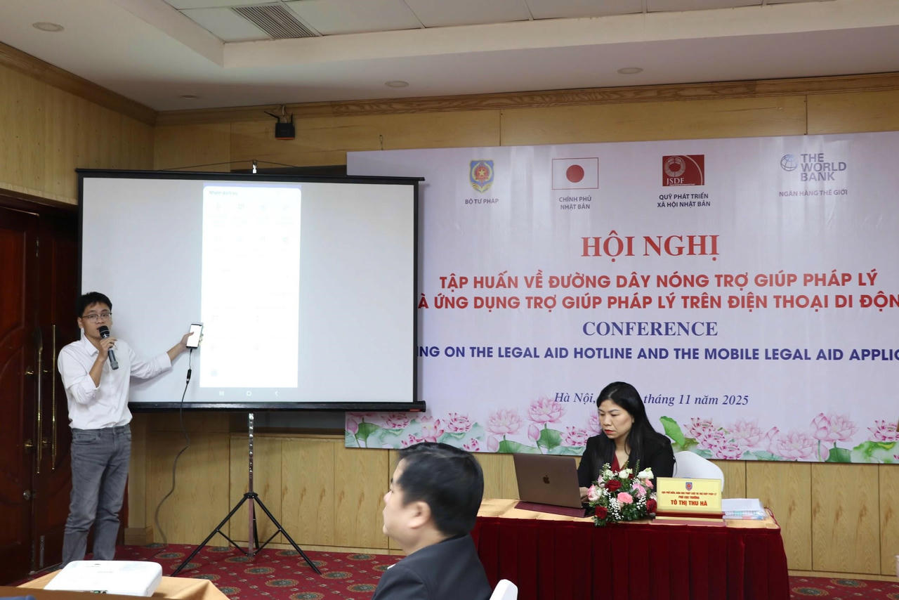 Ông Đinh Thế Anh trình bày chức năng của ứng dụng