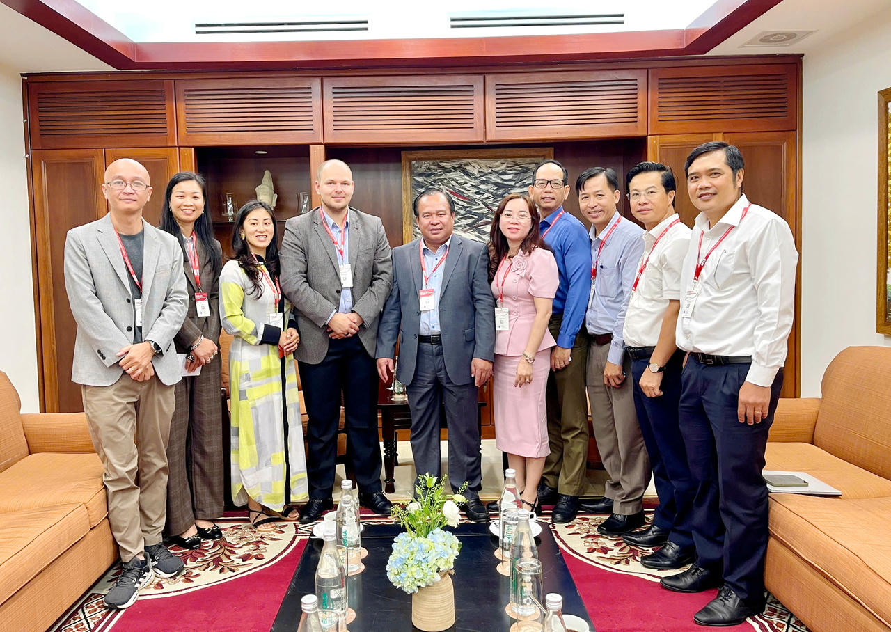 Ông Nguyễn Minh Luân - Ủy viên BTV Tỉnh ủy, Phó Chủ tịch UBND tỉnh Cà Mau cùng đoàn công tác của tỉnh chụp ảnh lưu niệm với đại diện Công ty J3D.AI. (Thụy Sĩ).