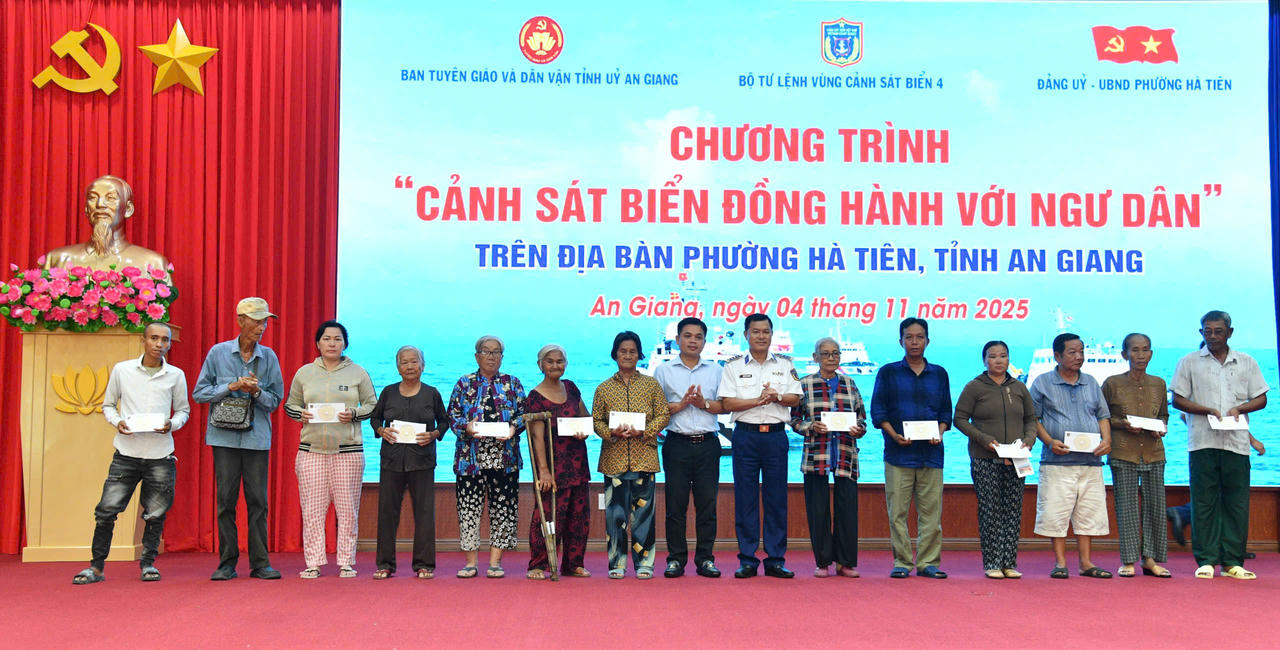 Bộ Tư lệnh Vùng Cảnh sát biển 4 tặng quà các gia đình hộ nghèo, cận nghèo, ngư dân có hoàn cảnh khó khăn.