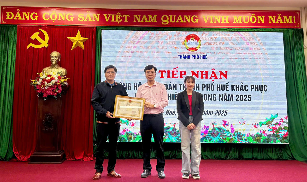 Trao tặng Bằng khen của Chủ tịch UBND TP Huế cho tập thể NHCSXH nhằm ghi nhận nghĩa cử cao đẹp, tinh thần sẻ chia