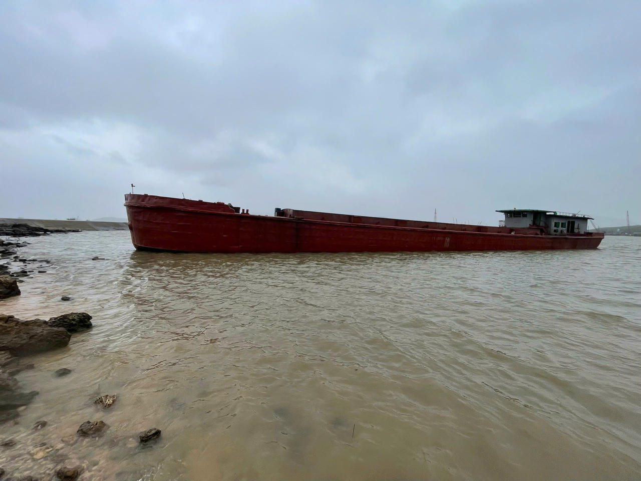 Tàu bị đứt neo và mắc cạn tại khu vực cảng Hòn La, xã Phú Trạch.