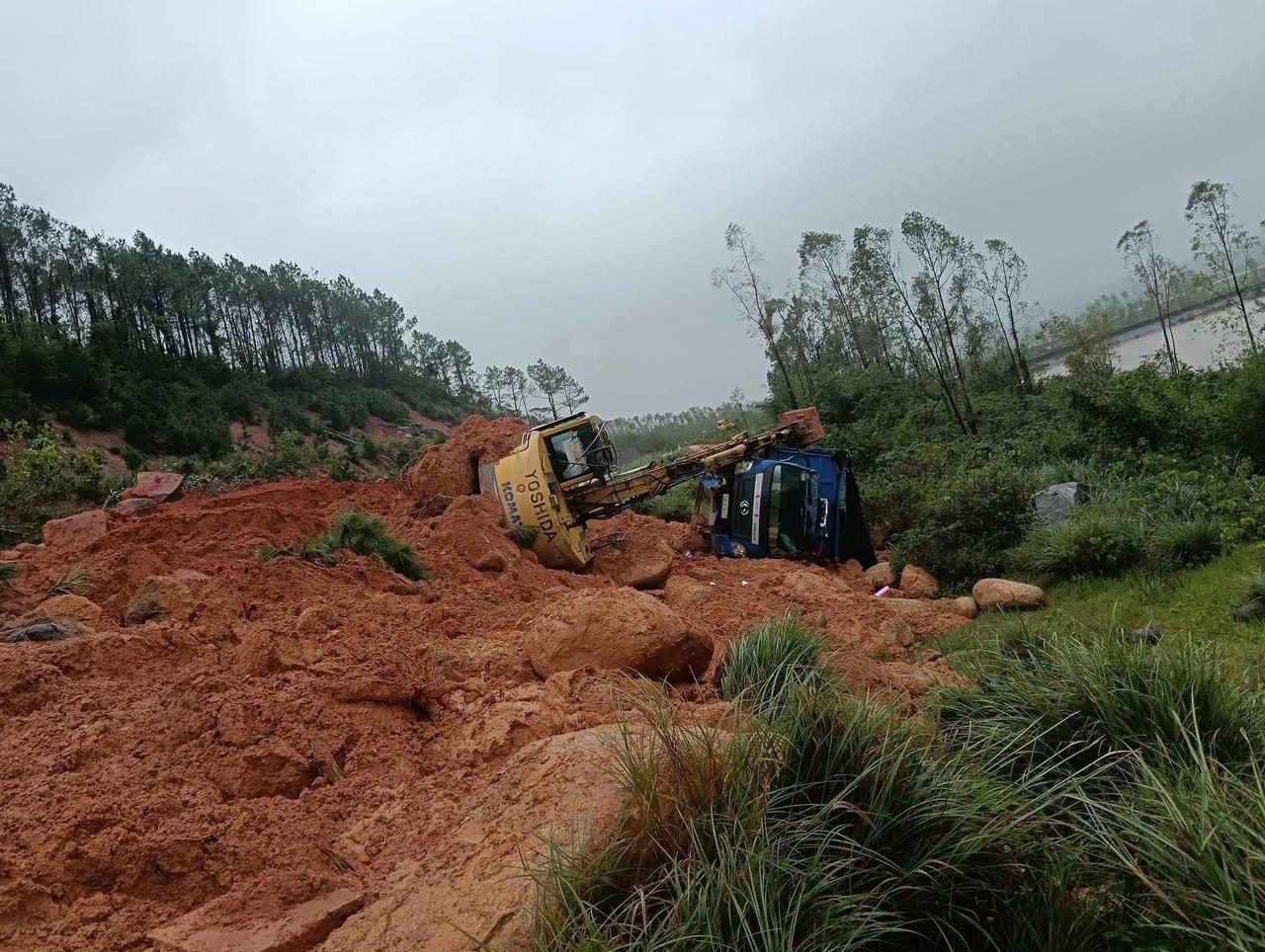 Hiện trường sạt lở đường ven biển Hà Tĩnh khiến 1 người lái máy đào, 1 tài xế xe tải người bị thương.