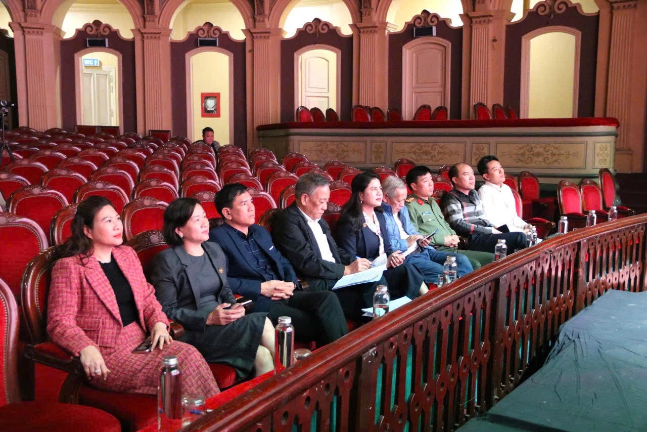 Hội đồng nghệ thuật thành phố thẩm định chương trình.