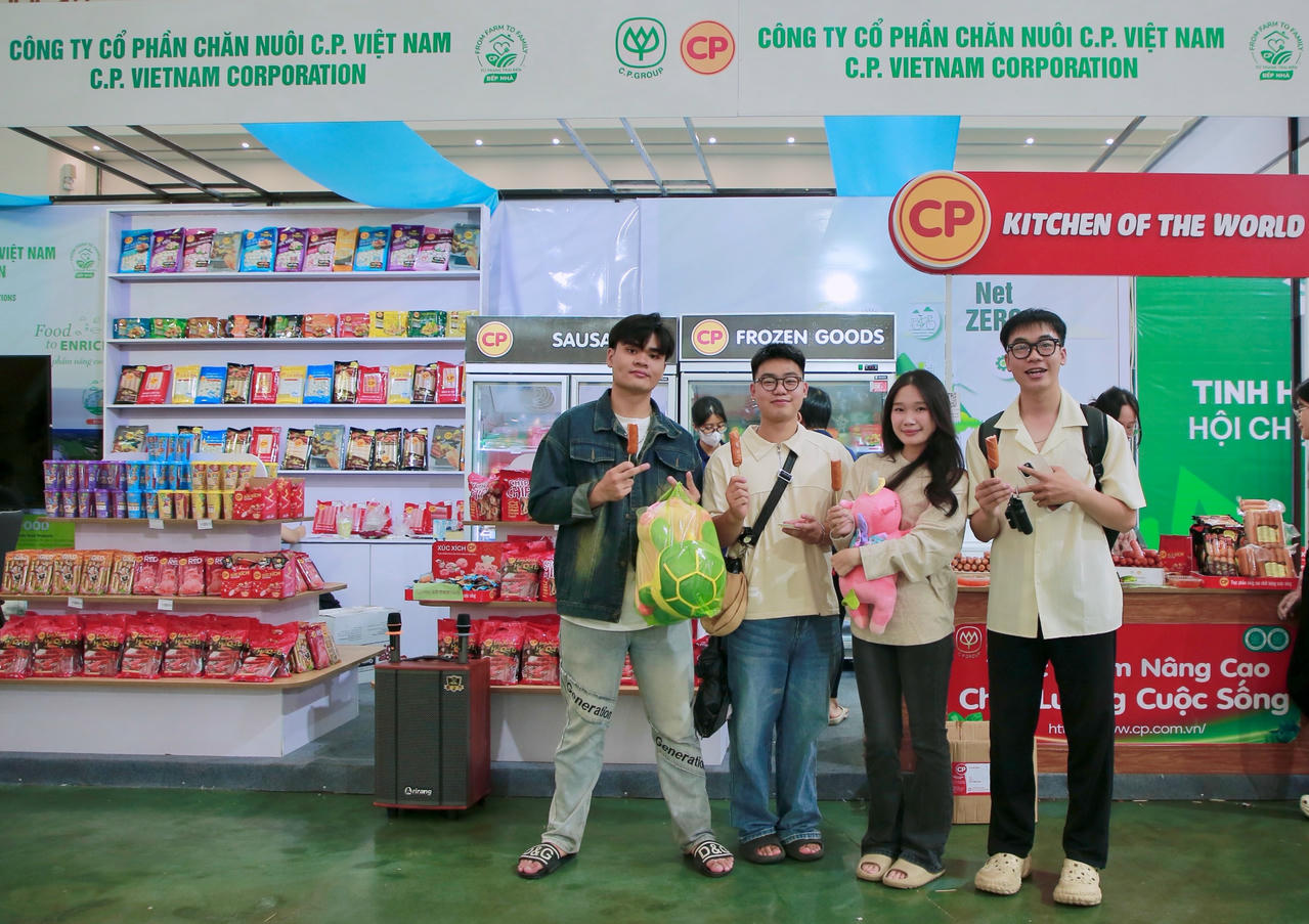 Gian hàng của Công ty C.P. Việt Nam thu hút các bạn trẻ.