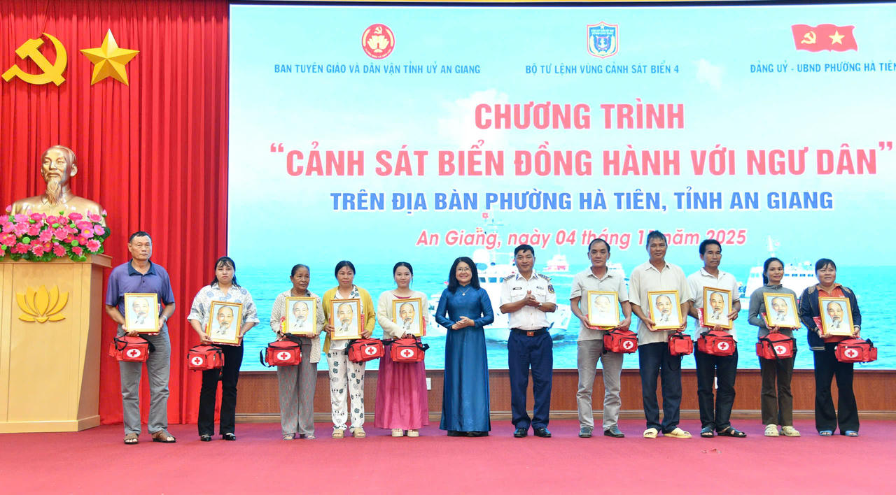 Bộ Tư lệnh Vùng Cảnh sát biển 4 tặng cờ Tổ quốc, ảnh Bác Hồ và túi thuốc y tế cho các chủ phương tiện, thuyền trưởng tàu cá.