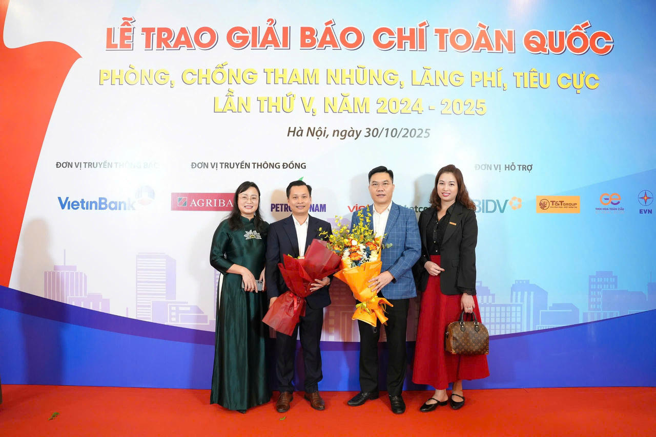 Phó Tổng Biên tập Báo Pháp luật Việt Nam Vũ Hồng Thúy tặng hoa cho nhóm 
tác giả đạt Giải C Giải Báo chí Toàn quốc về phòng, chống tham nhũng, lãng phí, 
tiêu cực 2025.
