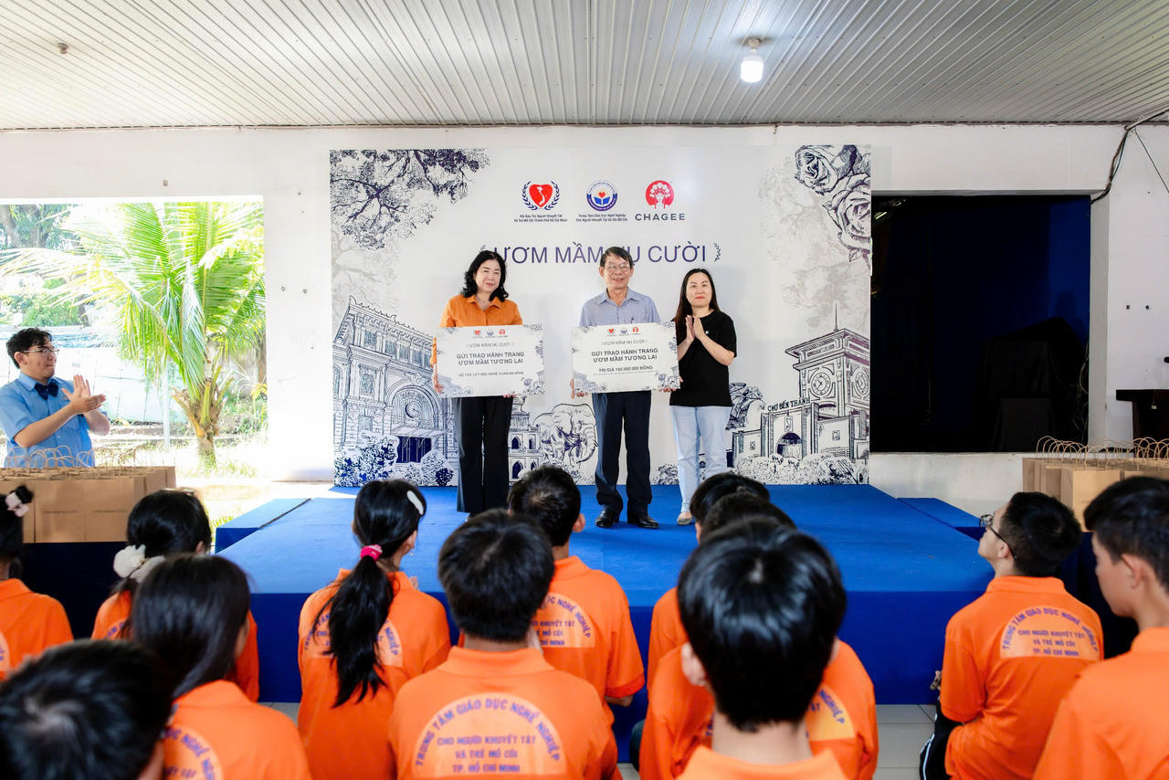 Bà Nguyễn Thị Bích Ngọc và bà Võ Thị Thiên Nga trao biển tài trợ cho Trung tâm Giáo dục nghề nghiệp cho Người khuyết tật và Trẻ mồ côi TP HCM.