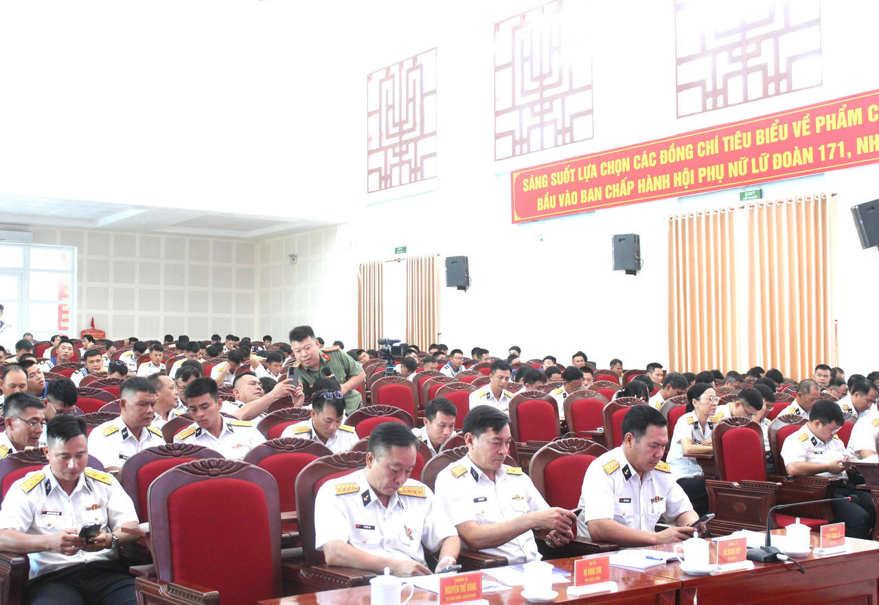 Thủ trưởng Lữ đoàn và cán bộ chiến sĩ tham gia nội dung thi tìm hiểu pháp luật trên điện thoại.