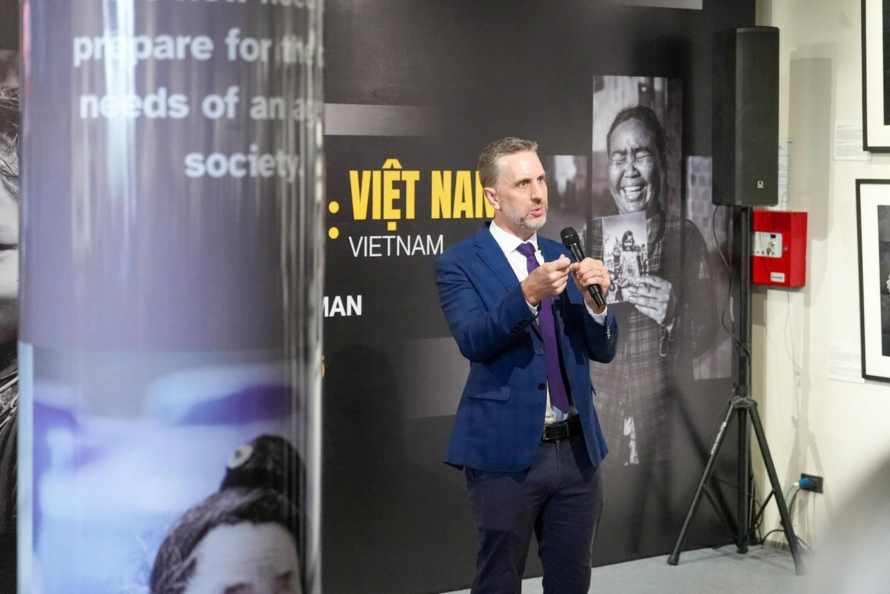 Ông Matt Jackson - Trưởng đại diện Quỹ Dân số Liên hợp quốc (UNFPA) tại Việt Nam phát biểu tại triển lãm.