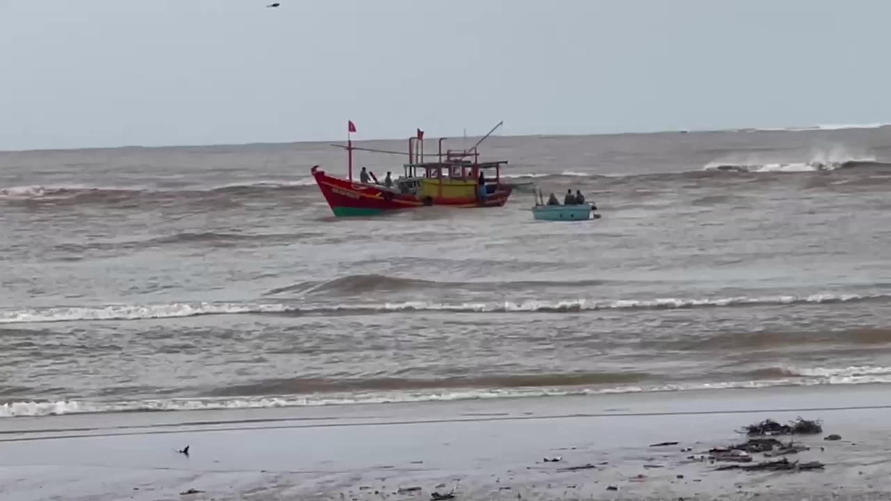 Đồn Biên phòng Roòn huy động 02 tàu cá và 02 ca nô phối hợp tìm kiếm ngư dân mất tích gần cửa sông Roòn.