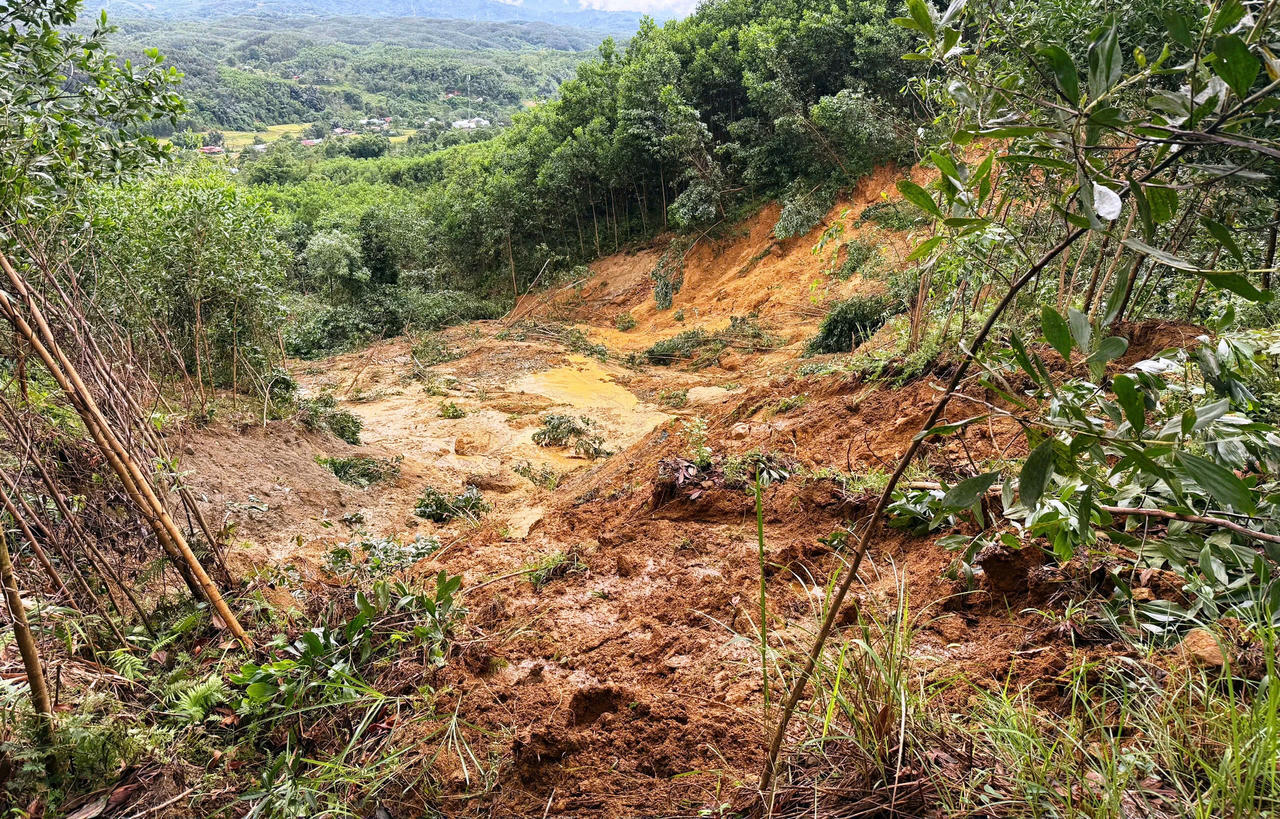 Phần chân quả đồi đã xuất hiện hiện tượng chảy trào đất bùn.