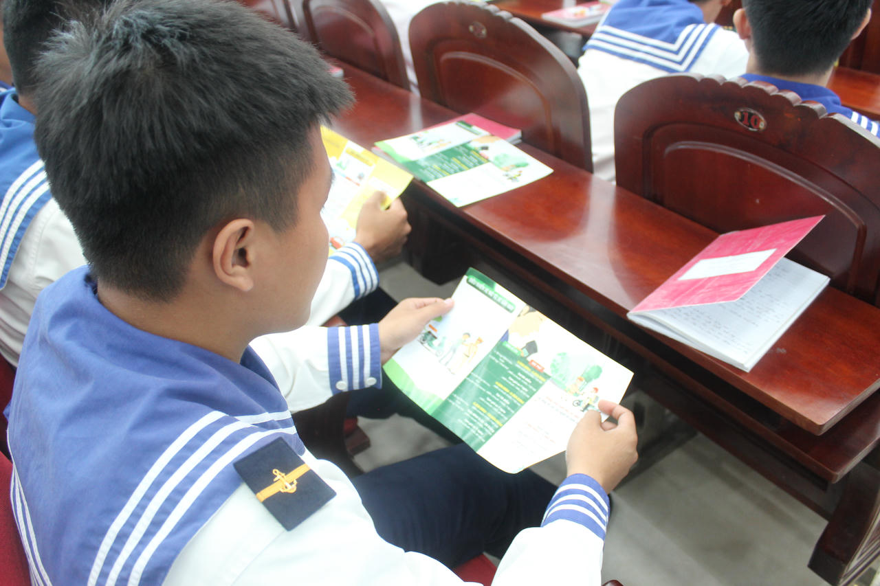 Chiến sĩ Lữ đoàn tìm hiểu luật giao thông