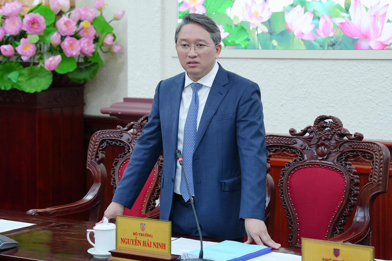 Bộ trưởng Nguyễn Hải Ninh phát biểu kết luận cuộc họp.