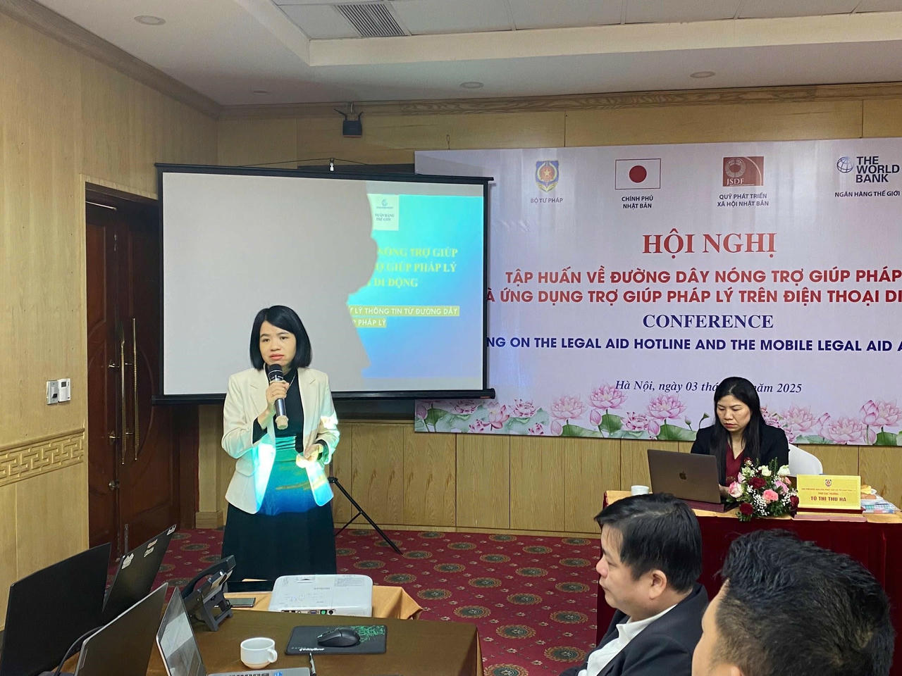 Bà Lê Thị Thuý Giám đốc Trung tâm Thông tin pháp luật và hỗ trợ, trợ giúp pháp lý báo cáo tại Hội nghị hướng dẫn quy trình tiếp nhận, xử lý thông tin từ đường dây nóng