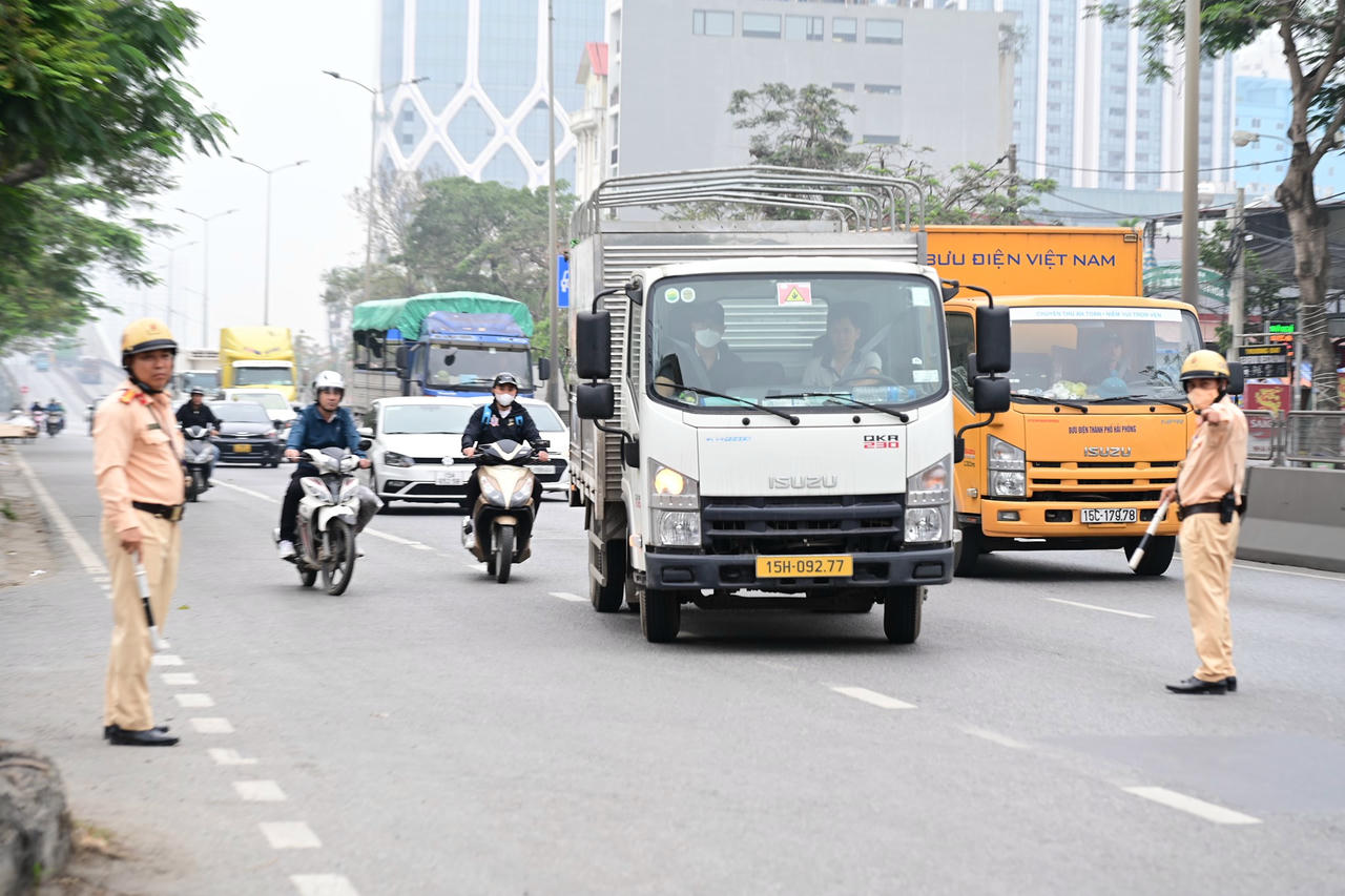 Hải Phòng: Tăng cường kiểm soát xe đầu kéo, xử lý gần 400 trường hợp vi phạm trong tháng 10