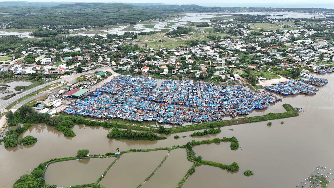 Người dân miền Trung hối hả “chạy bão” Kalmaegi