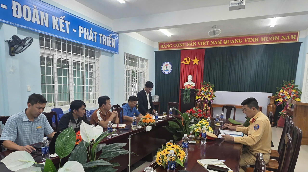 Lực lượng CSGT hướng dẫn nhà trường xây dựng nội dung tuyên truyền, tổ chức ký cam kết không vi phạm luật giao thông trong học sinh.