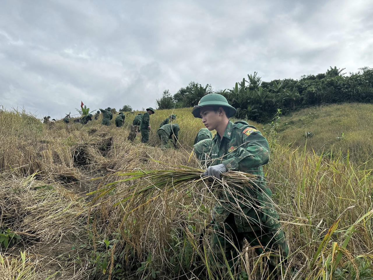 Người dân miền Trung hối hả “chạy bão” Kalmaegi