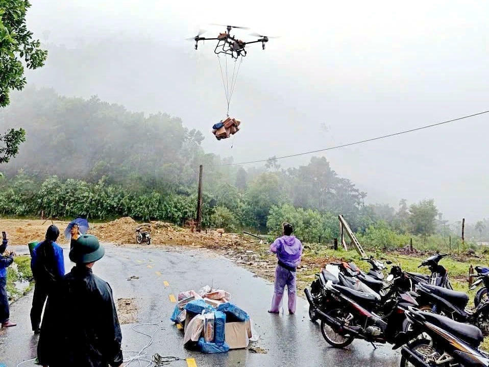 “cầu hàng không” vượt sông Tranh mang theo hàng cứu trợ và cả tấm lòng người lính.