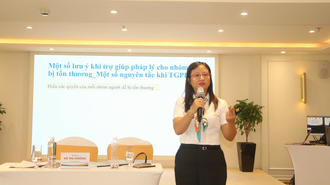 Luật sư Nguyễn Ngọc Lan chia sẻ 4 đề tài nhằm nâng cao kỹ năng trợ giúp pháp lý cho người khuyết tật. Ảnh: Đức Tuyển.