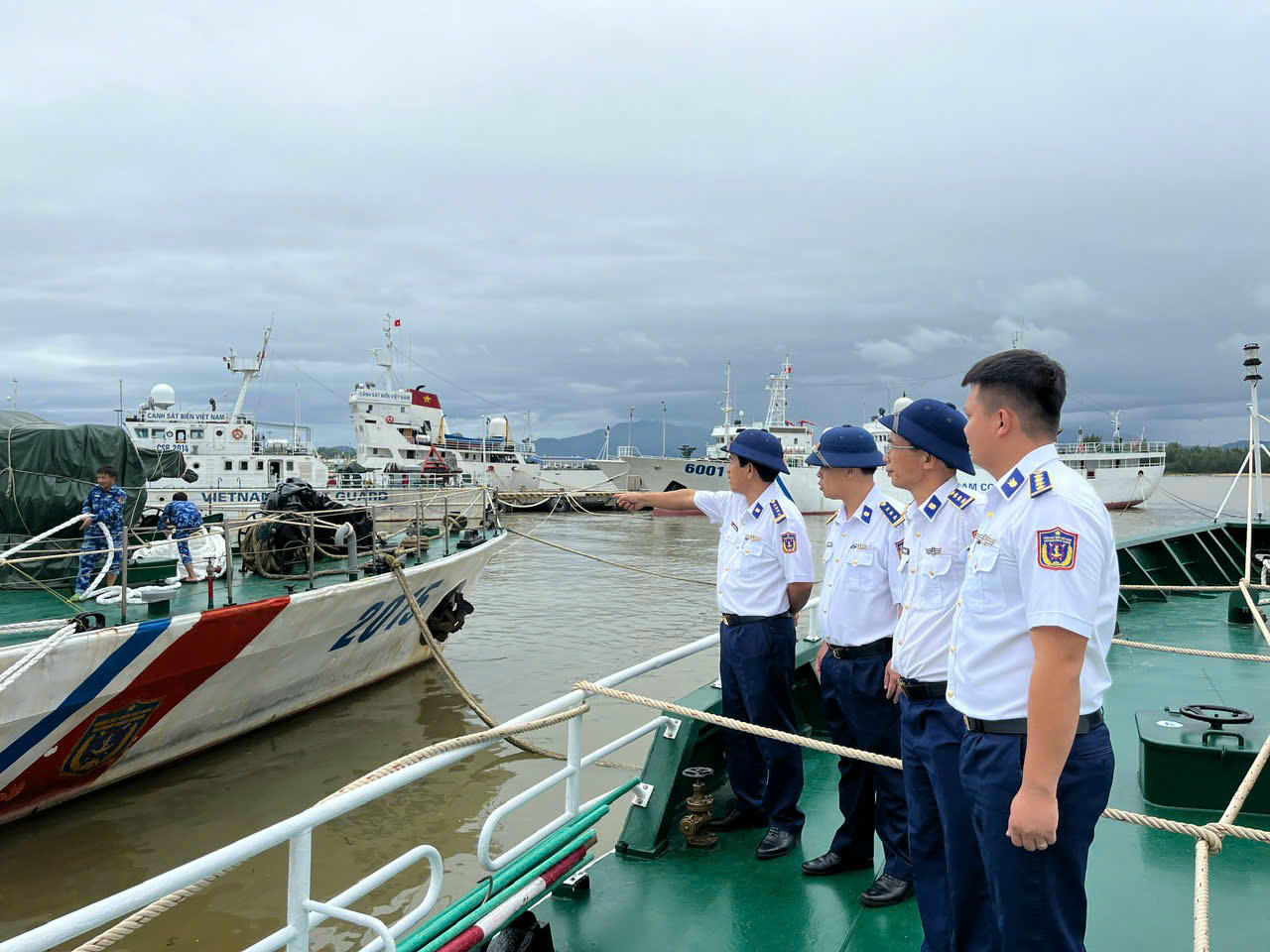 Thủ trưởng BTL Vùng Cảnh sát biển 2 kiểm tra công tác phòng chống bão của các tàu tại bến..
