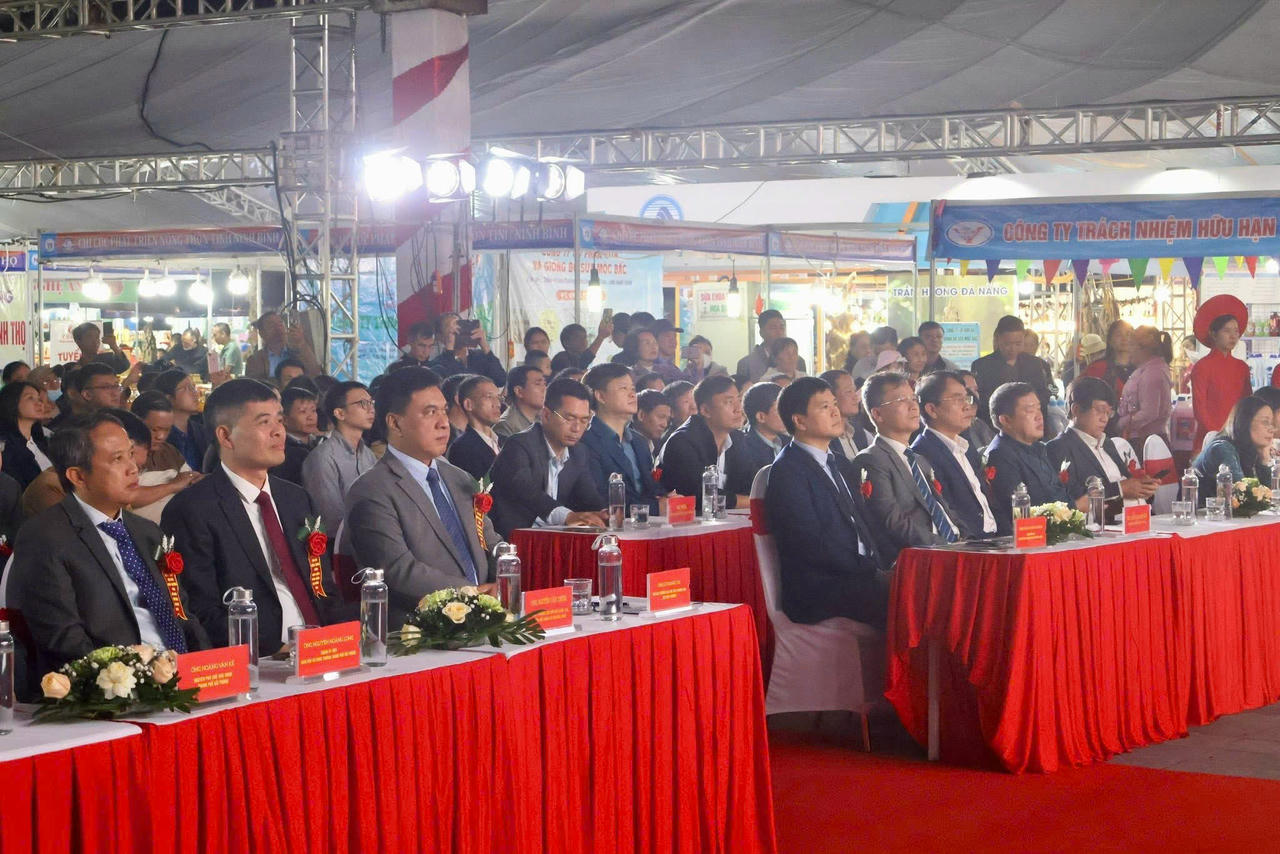 Các đại biểu tham dự buổi lễ khai mạc Hội chợ.