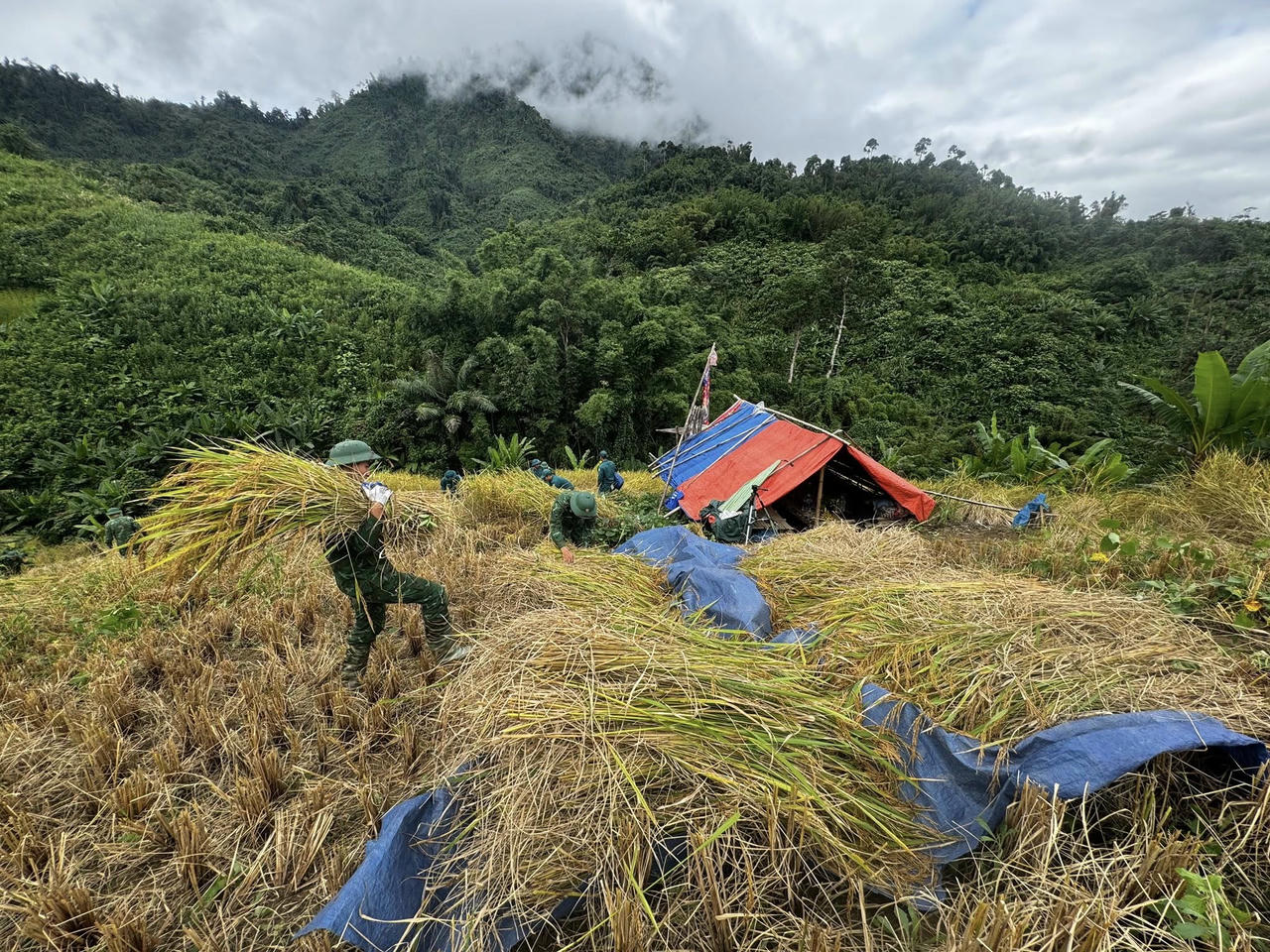 Người dân miền Trung hối hả “chạy bão” Kalmaegi