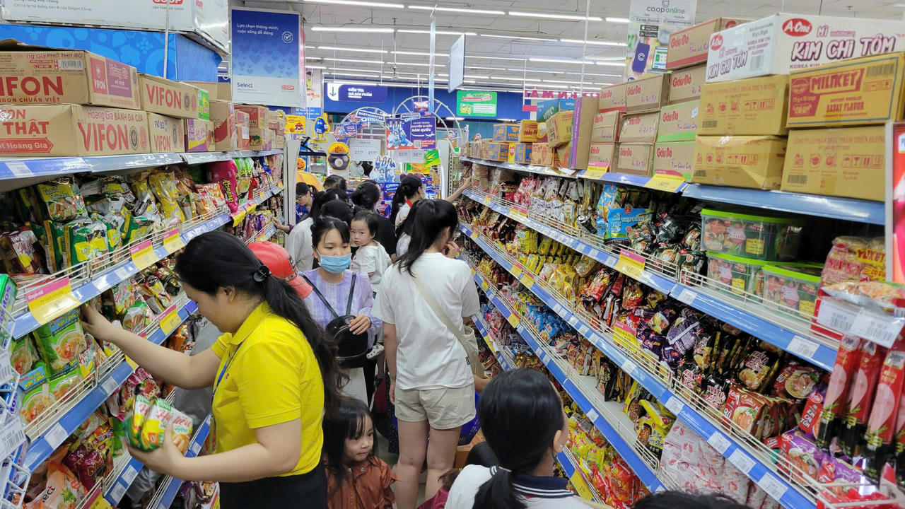 Tại Co.opmart Quy Nhơn người dân mua sắm đông tại khu hàng thiết yếu