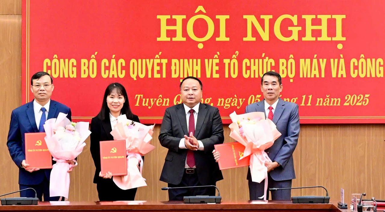 Chủ tịch UBND tỉnh Tuyên Quang trao quyết định, tặng hoa chúc mừng 3 cán bộ được điều chuyển công tác trong dịp này. Ảnh: Duy Tuấn.