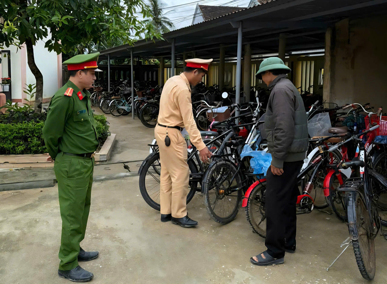 Lực lượng CSGT phối hợp với Công an các địa phương kiểm tra bãi giữ xe trong khuôn viên trường học, đảm bảo sắp xếp gọn gàng, an toàn cho học sinh.
