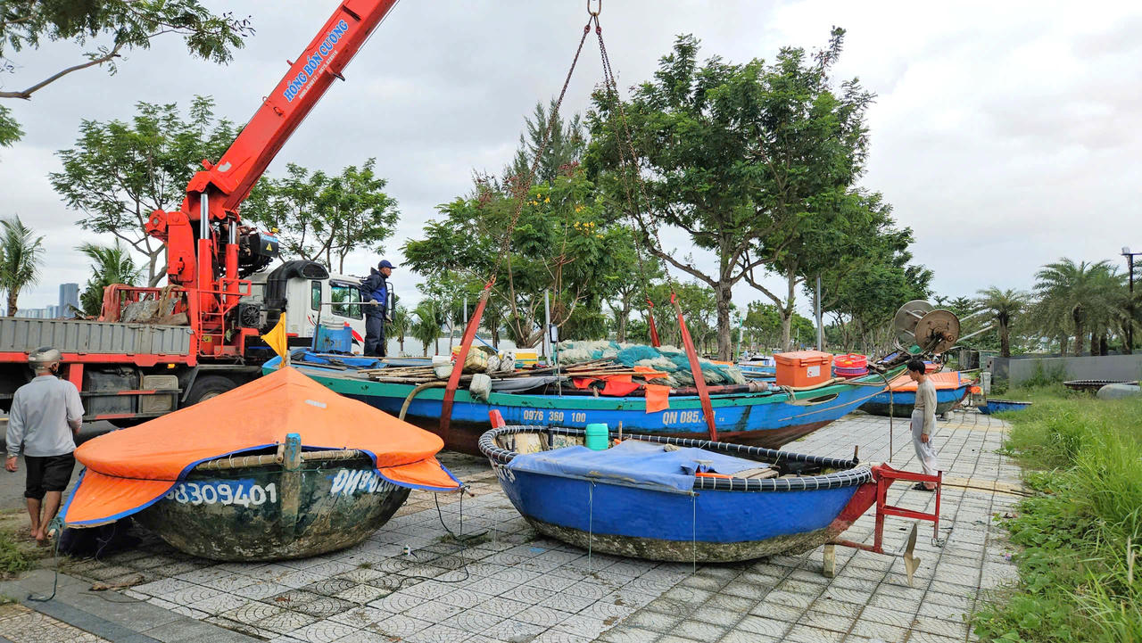 Người dân miền Trung hối hả “chạy bão” Kalmaegi