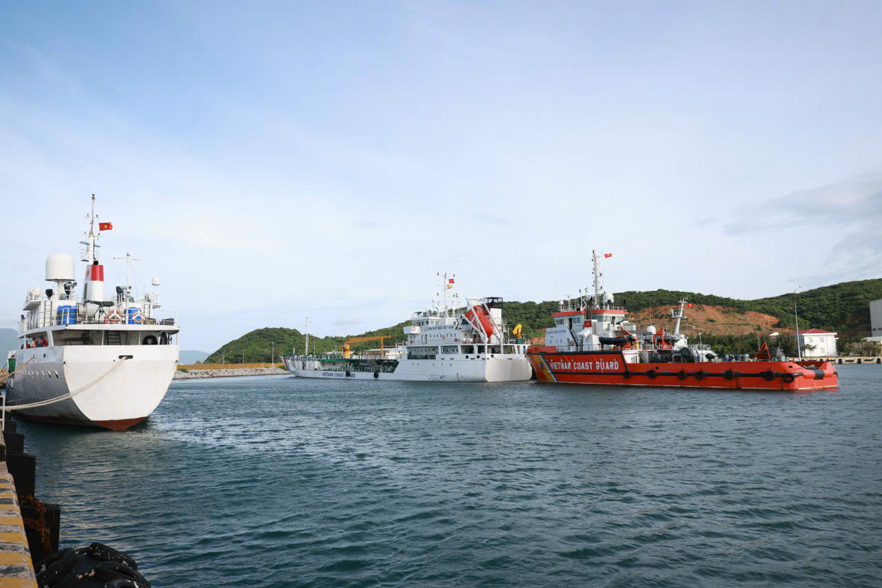 Cảnh sát biển Việt Nam kiểm tra công tác chủ động ứng phó bão số 13