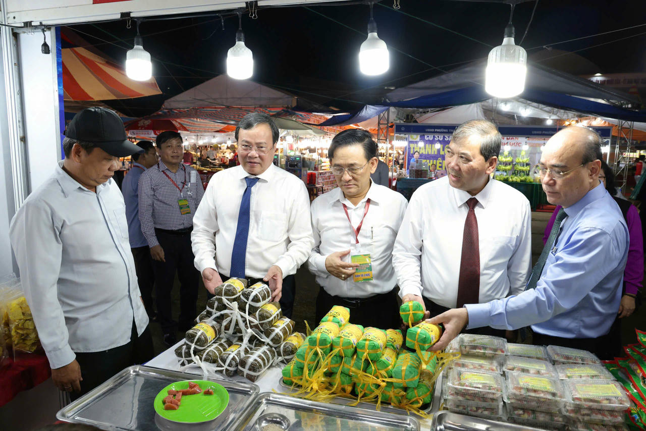  Lãnh đạo tỉnh Vĩnh Long tham quan các gian hàng sản phẩm OCOP đặc trưng của tỉnh.