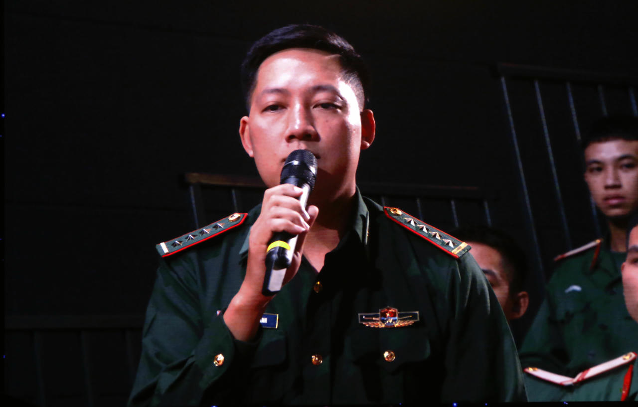 Đại úy Lý Duy Khánh, Đội trưởng Vận động quần chúng, Đồn Biên phòng Mù Cả giao lưu tại chương trình.