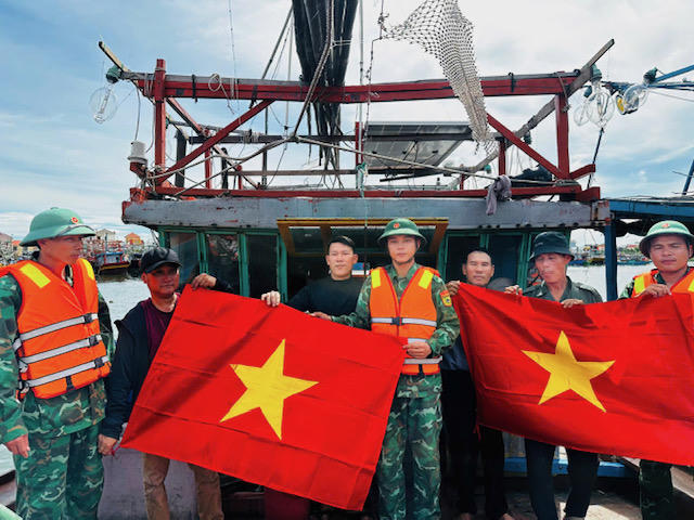 Tại Quảng Trị, 100% tàu cá ra khơi đều được kiểm tra VMS trước khi xuất bến. (Ảnh trong bài: Minh Phương)