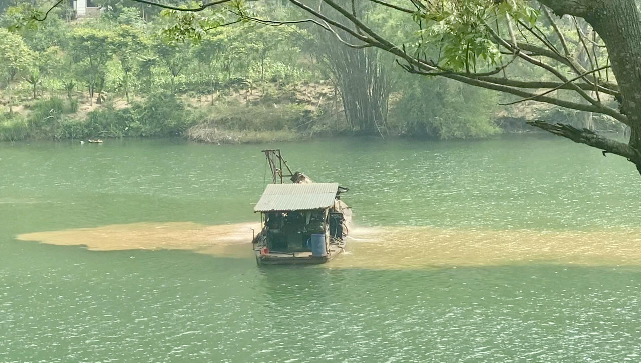 Theo công văn của Ban Thường vụ Tỉnh ủy Tuyên Quang, tình trạng khai thác cát, sỏi trái phép trên các tuyến sông tái diễn. (Ảnh: Lê Hanh)