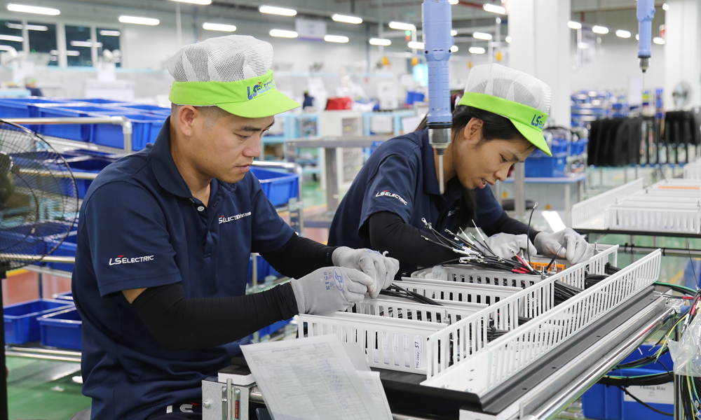 Chỉ số sản xuất công nghiệp (IIP) 10 tháng tăng hơn 16%so với cùng kỳ; giá trị sản xuất công nghiệp đạt gần 2 triệu tỷ đồng, tăng 13%.