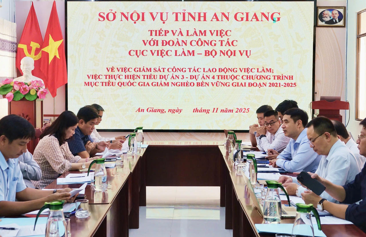 Toàn cảnh buổi làm việc.