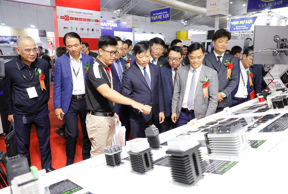 Các đại biểu tham quan sản phẩm công nghiệp trưng bày tại Triển lãm.