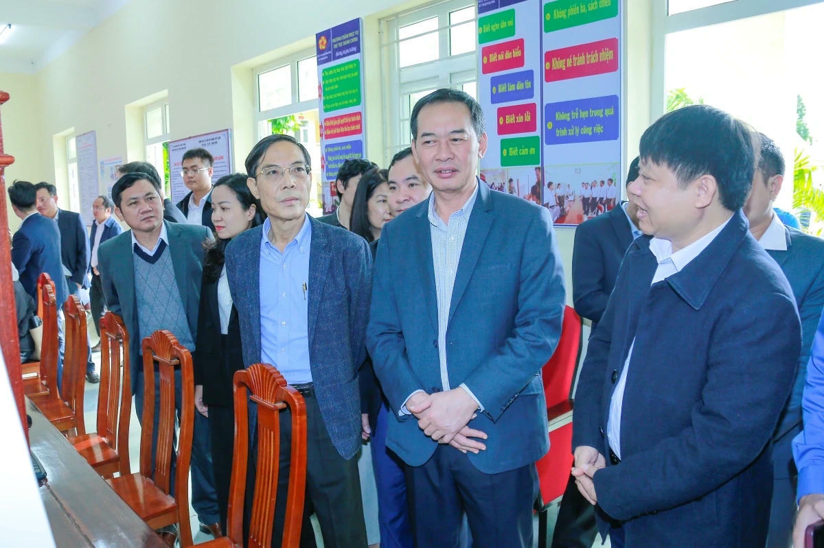 Ông Trịnh Tuấn Sinh - Phó Bí thư Tỉnh ủy, Chủ tịch Ủy ban MTTQ tỉnh Thanh Hóa (thứ 2 từ phải qua) kiểm tra tại xã Thạch Quảng.