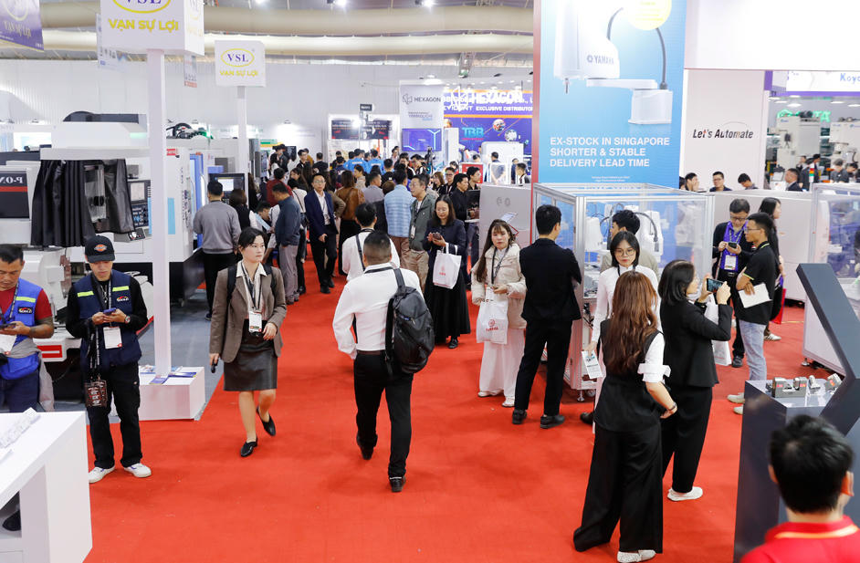 Khách đến tham quan triển lãm.