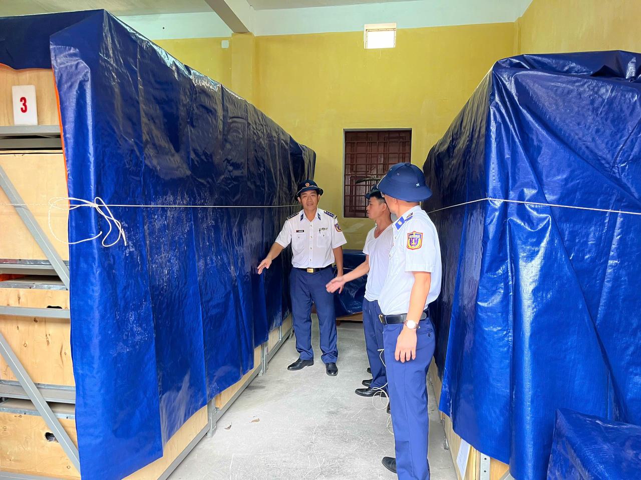 Thủ trưởng BTL Vùng Cảnh sát biển 2 và các cơ quan chức năng kiểm tra phòng chống bão tại kho, trạm trực thuộc của đơn vị.