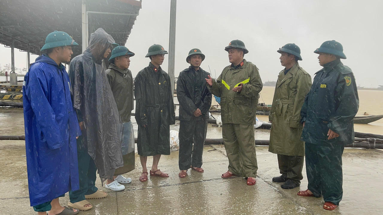 Đại tá Lê Huy Nghĩa – Phó Chỉ huy trưởng, Tham mưu trưởng Bộ CHQS thành phố Khu neo đậu tàu thuyền thuộc Cảng cá Thuận An.