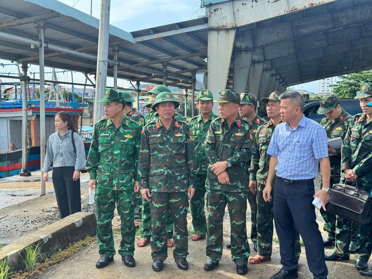 Đoàn công tác quân khu 5&nbsp;những địa bàn ven biển có nguy cơ cao chịu ảnh hưởng trực tiếp của bão.