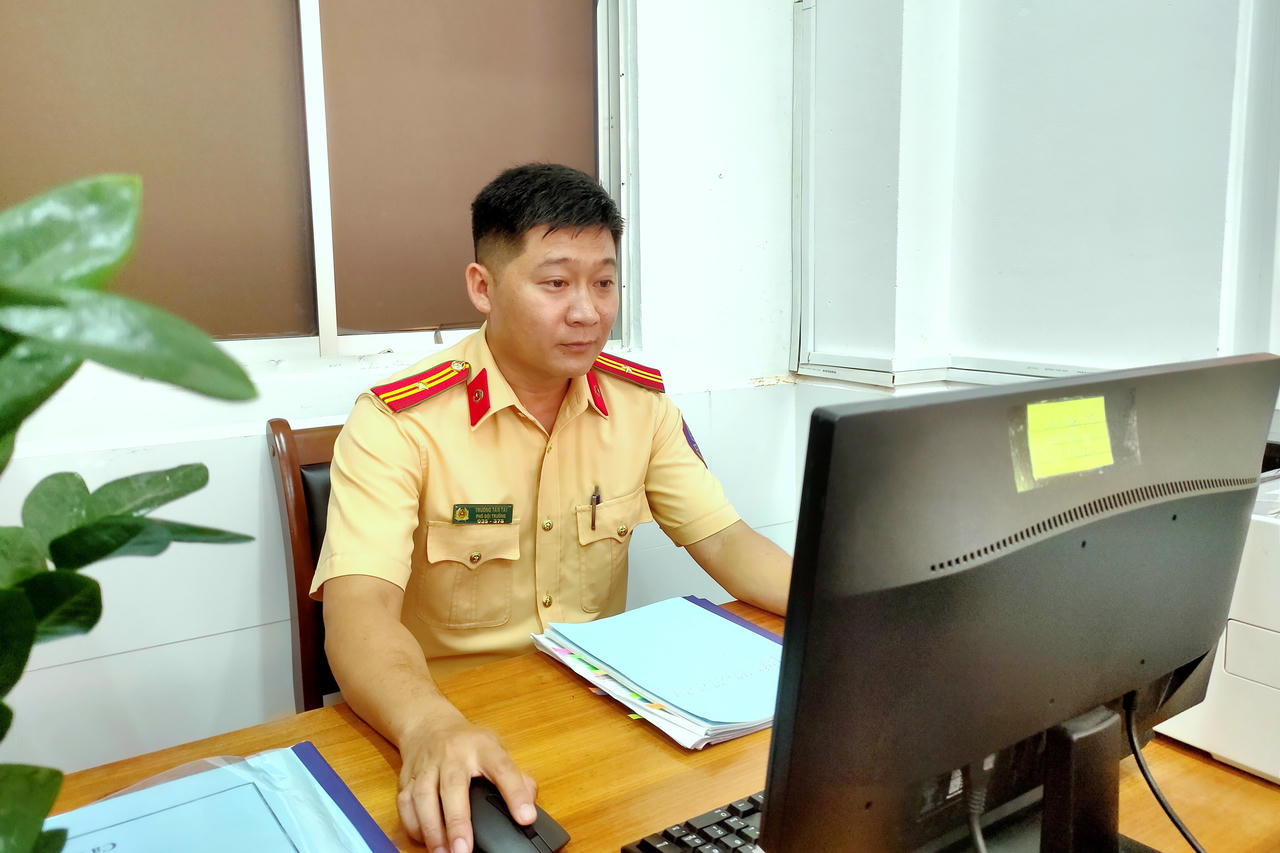 Thiếu tá Trương Tấn Tài luôn giữ vững tinh thần sáng tạo, nhiệt huyết trong công việc.